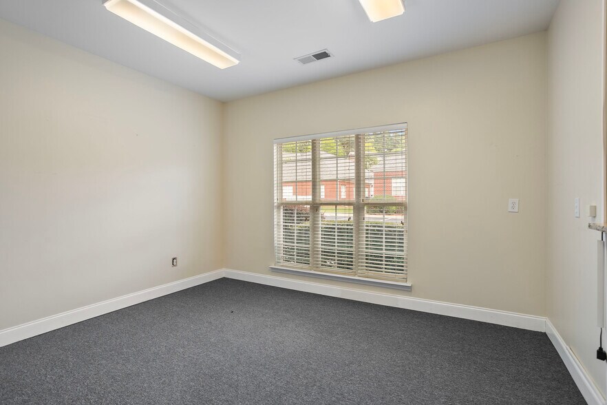 More Photos Of 200-204 River Park North Dr, Woodstock Medical For Sale