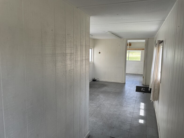 More Photos Of 131 N Ennis St, Sylvania Industrial For Lease