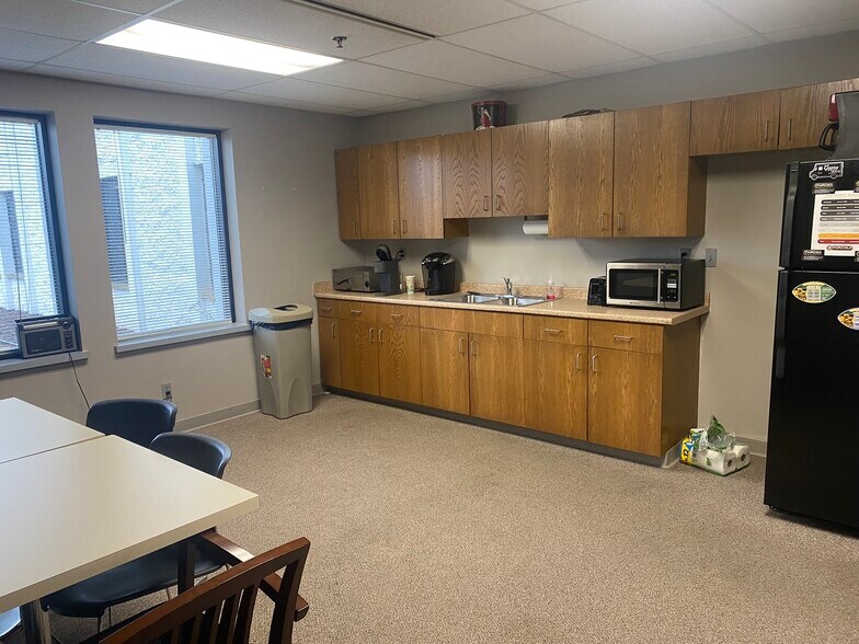 More Photos Of N52W13821 Northpark Dr, Menomonee Falls Warehouse For Lease