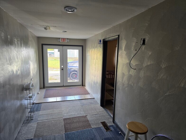 More Photos Of 2404 Dewey St, Anderson Flex For Sale