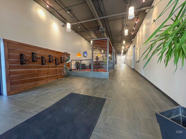 More Photos Of 125 Ottawa Ave NW, Grand Rapids Office For Lease