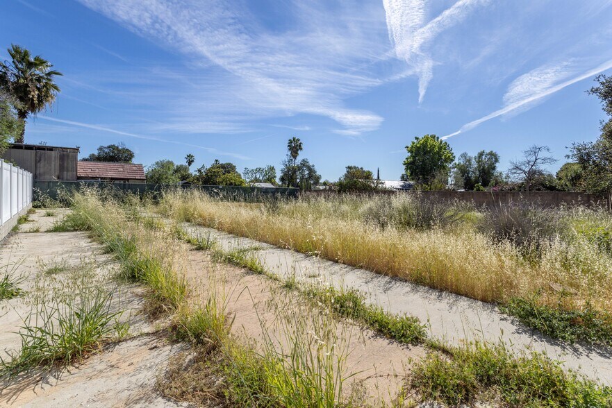 More Photos Of 9826 Columbus Ave, North Hills Multifamily For Sale