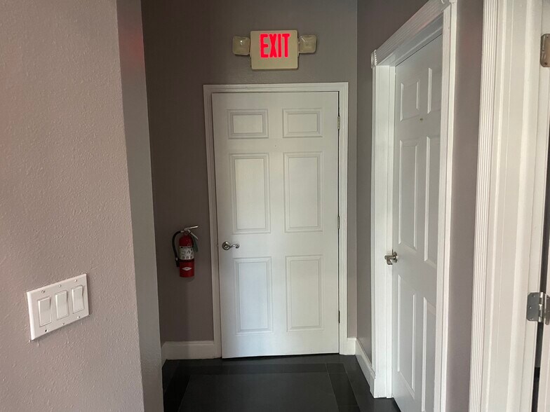 More Photos Of 8810 Commodity Cir, Orlando Showroom For Lease