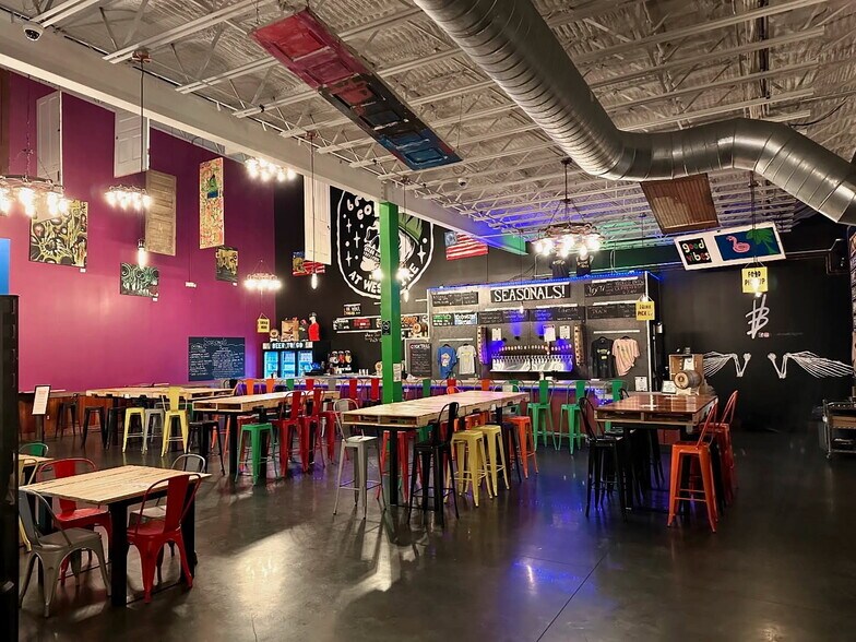 More Photos Of 23 W Pike St, Houston General Retail For Sale