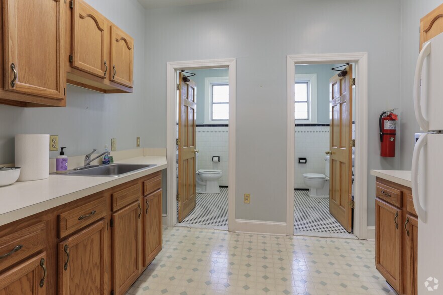 More Photos Of 604 S King St, Leesburg Office For Sale