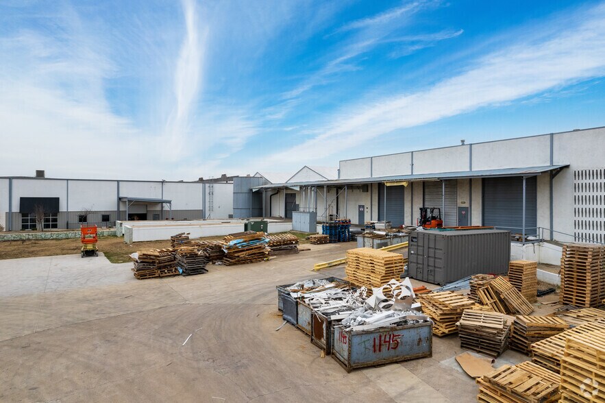 More Photos Of 301 E Risinger Rd, Fort Worth Distribution For Lease