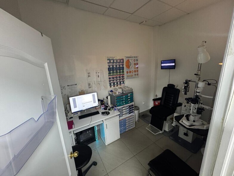 More Photos Of 13668 Roosevelt Ave, Flushing Office Residential For Lease