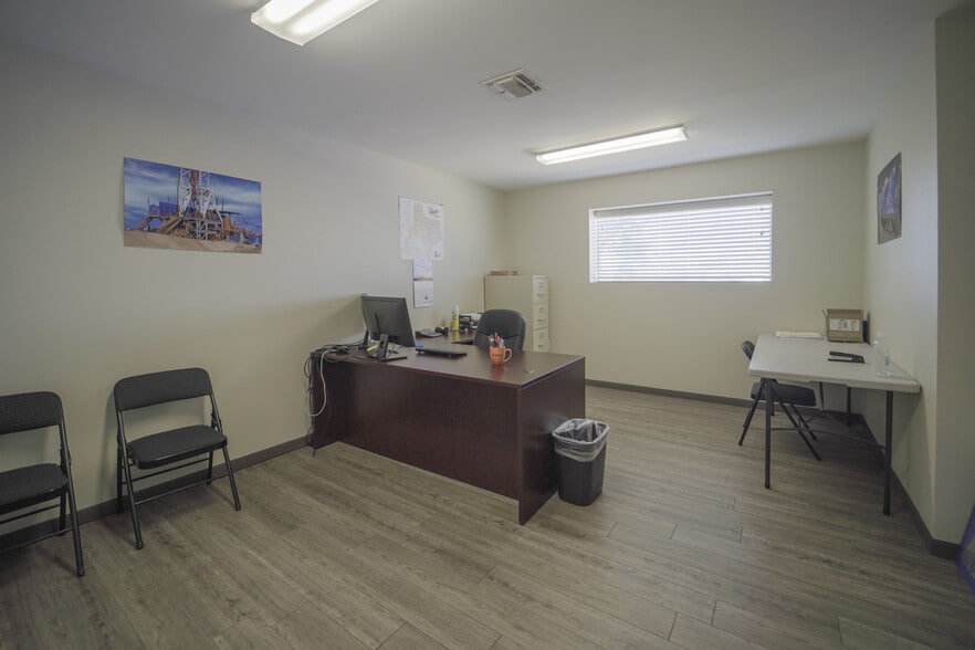 More Photos Of 808 Bob White Rd, Victoria Warehouse For Sale