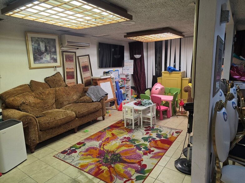 More Photos Of 216 W Hampton Ave, Capitol Heights Light Distribution For Sale