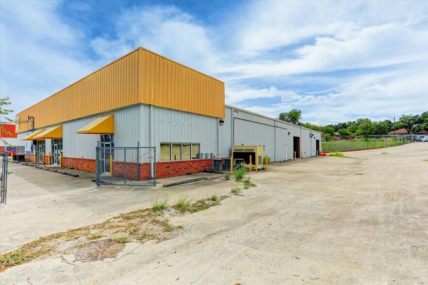 More Photos Of 10630 Joseph Clayton Dr, Austin Service For Sale