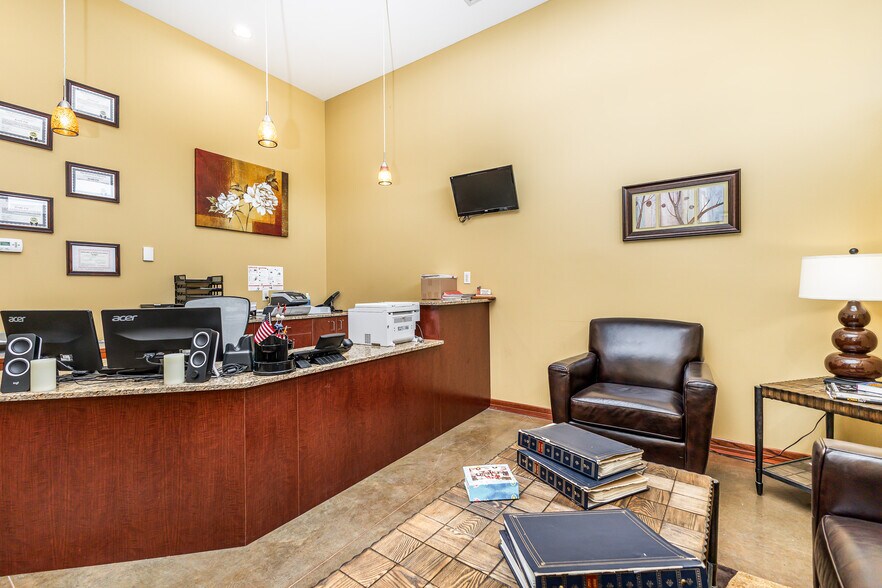 More Photos Of 1055 University Ave, Dubuque Office For Sale