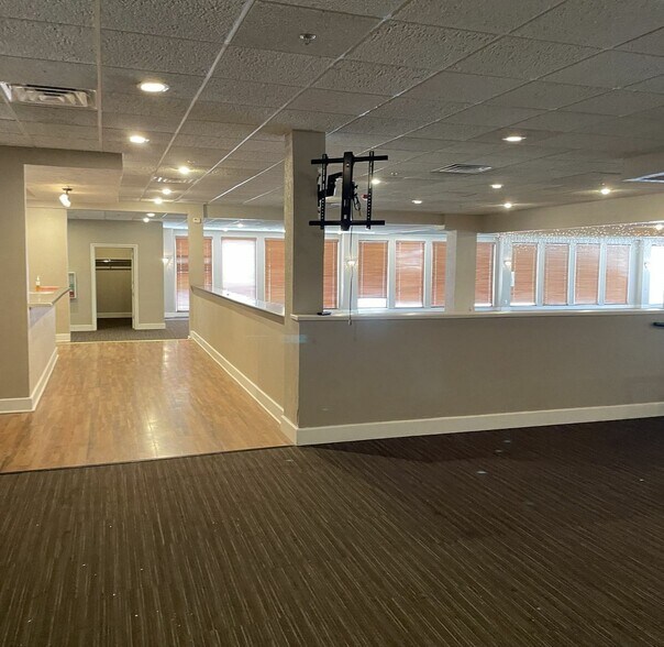 More Photos Of 111 Woodward Ct, South Bend Storefront For Lease