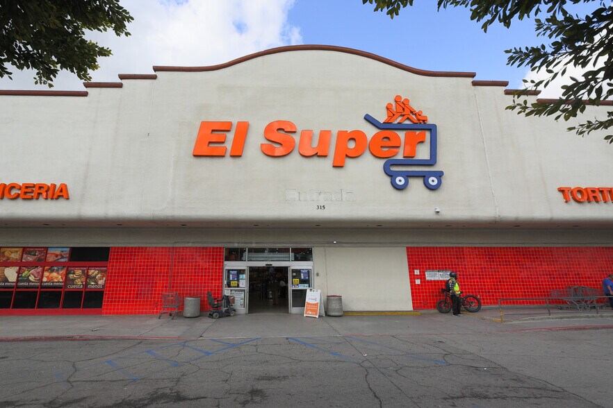 More Photos Of 317 San Fernando Mission Blvd, San Fernando Storefront For Lease