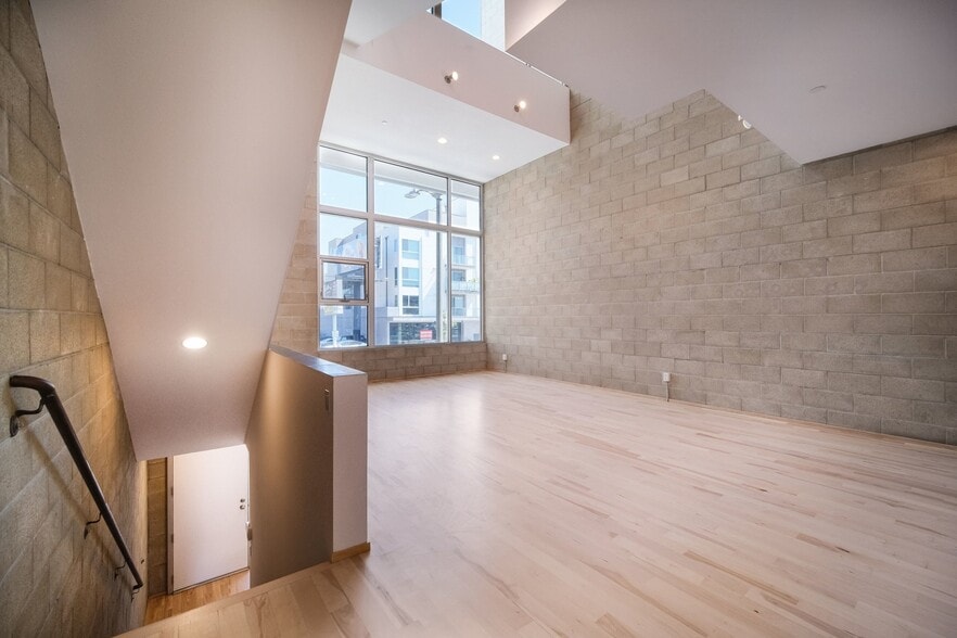 More Photos Of 717 N Highland Ave, Los Angeles Flex For Sale