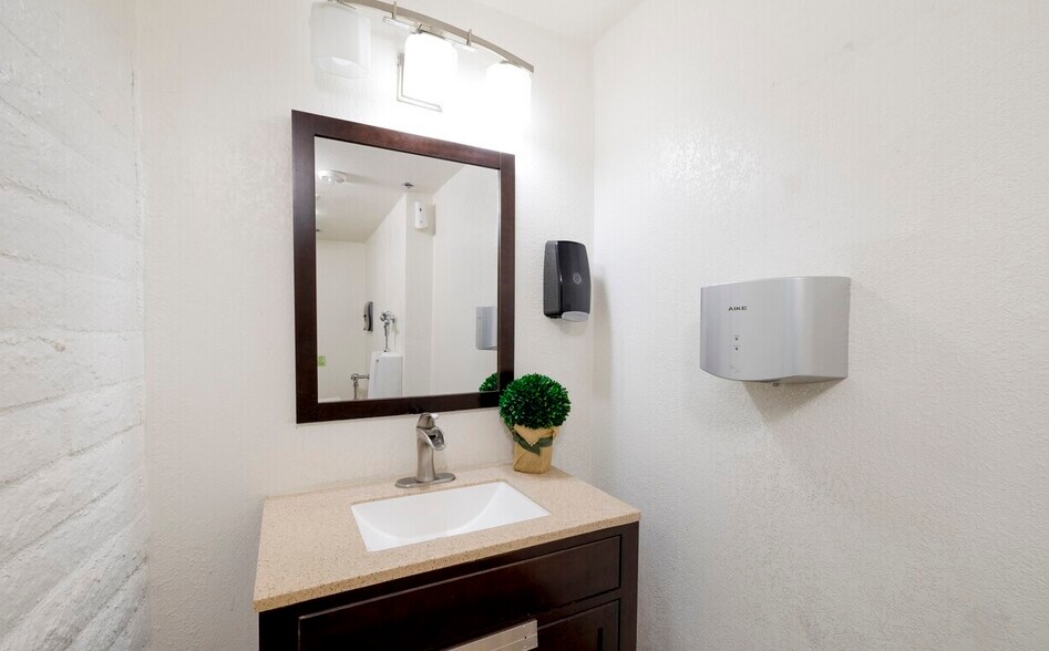 More Photos Of 5060 N 19th Ave, Phoenix Office For Sale