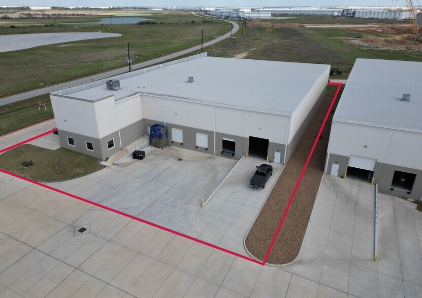 More Photos Of 2506 Twinwood Pky, Brookshire Warehouse For Lease