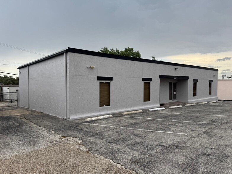 More Photos Of 11911-11913 Warfield St, San Antonio Warehouse For Sale