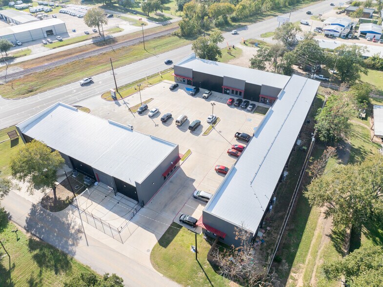 More Photos Of 40190 Bus US-290, Waller Light Distribution For Lease