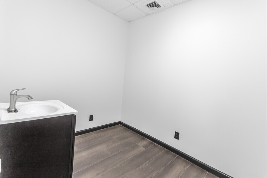 More Photos Of 816 Hempstead Tpke, Franklin Square Office For Lease