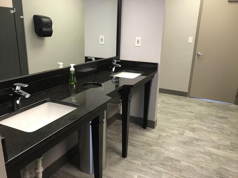 More Photos Of 21 Suntree Pl, Melbourne Medical For Lease