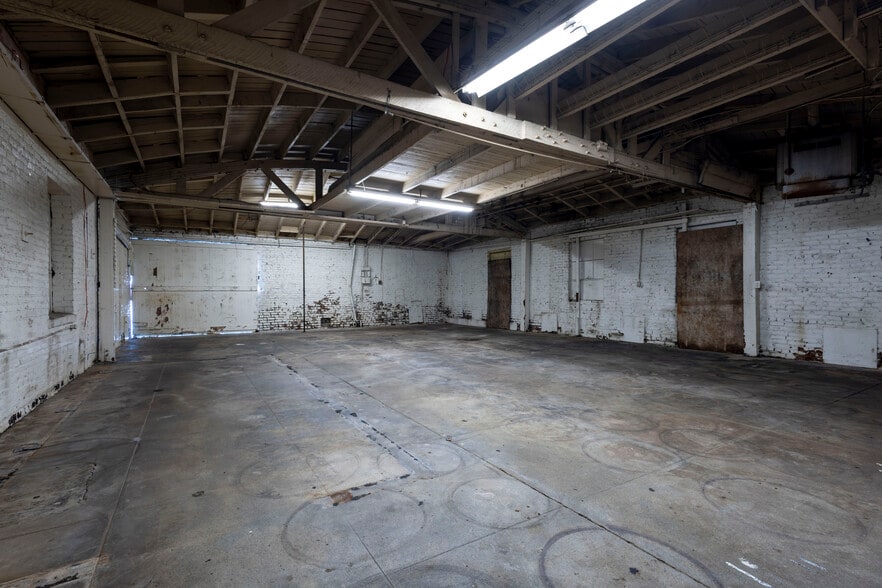 More Photos Of 110 E 62nd St, Los Angeles Auto Repair For Lease