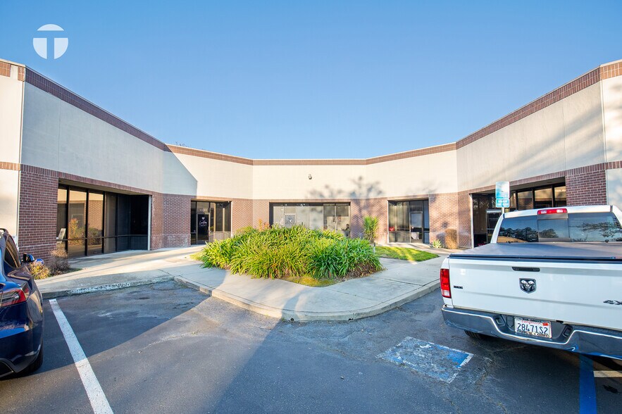 More Photos Of 819 Striker Ave, Sacramento Flex For Lease