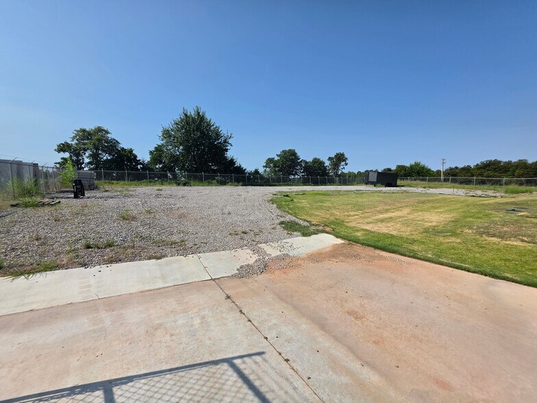More Photos Of 1577 Freedom Market Pl, Edmond Warehouse For Lease