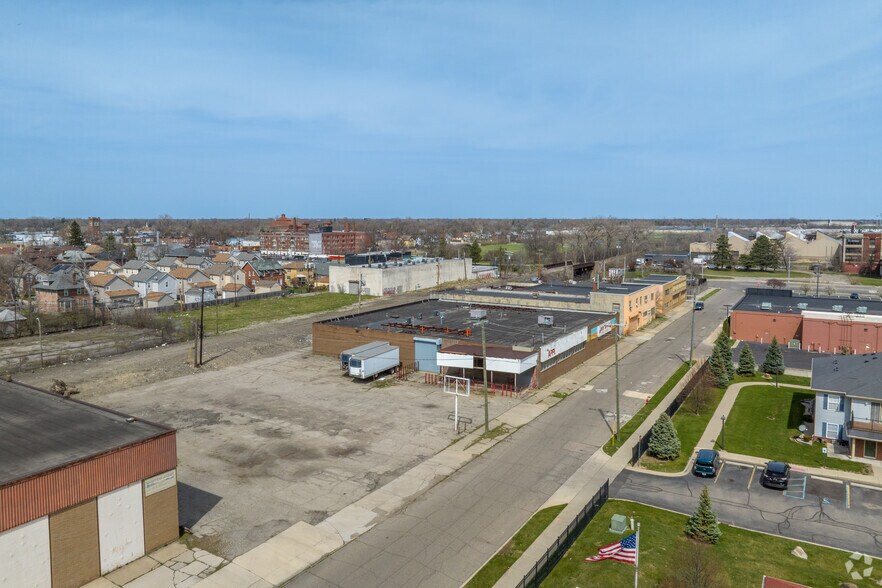 More Photos Of 52 Bartlett St, Highland Park Service For Sale