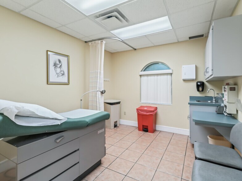 More Photos Of 1414 E Main St, Leesburg Medical For Sale