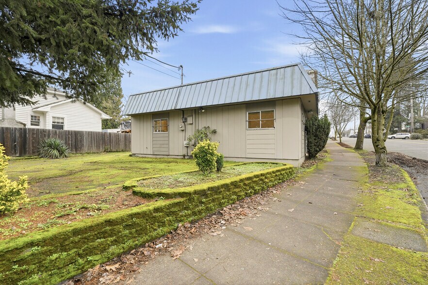 More Photos Of 3004 SE 50th Ave, Portland Office For Sale
