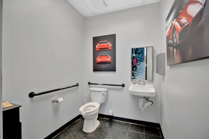 More Photos Of 2350 Us-17-92, Longwood Showroom For Sale