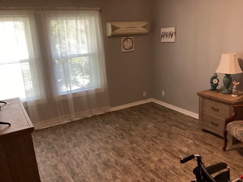 More Photos Of 302 Conroe Dr, Conroe Assisted Living For Sale