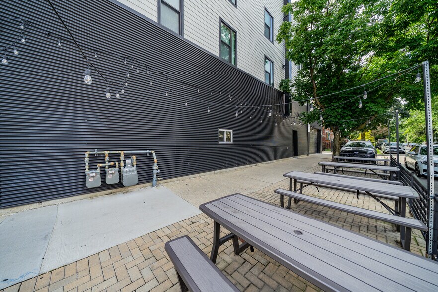 More Photos Of 1858 N Western Ave, Chicago Storefront Retail Residential For Lease