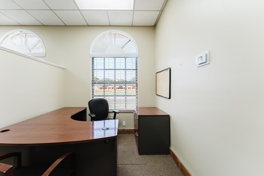 More Photos Of 2120 N Dixie Hwy, Boca Raton Unknown For Lease