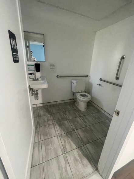 More Photos Of 2813 Ditmars Blvd, Astoria Storefront Retail Residential For Lease