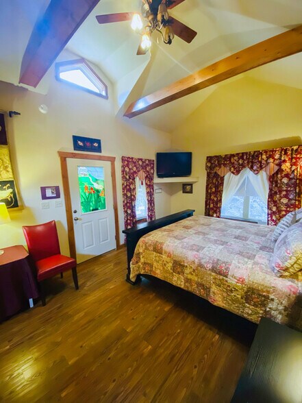 More Photos Of 275 N Main St, Eureka Springs Hotel For Sale