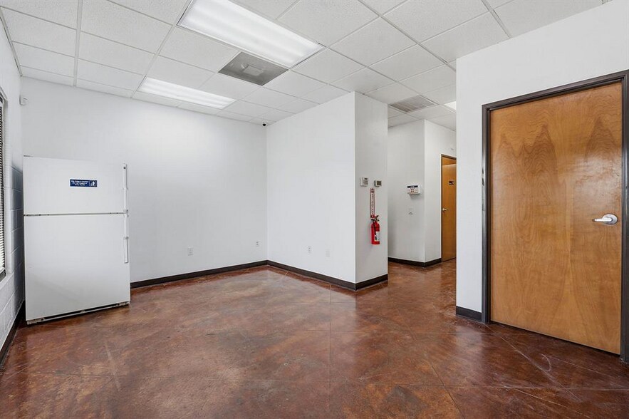 More Photos Of 2100 E Highway 290, Dripping Springs Flex For Lease