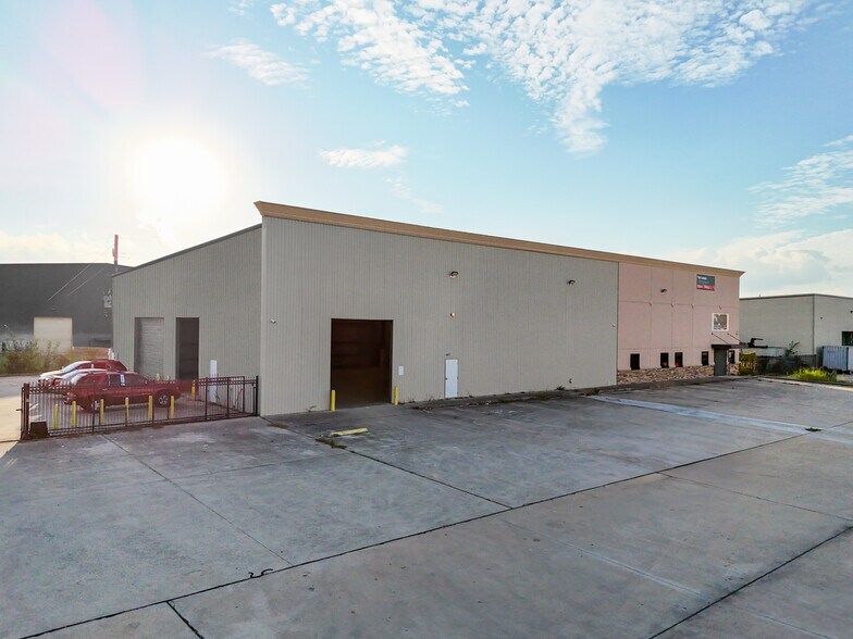 More Photos Of 11050 W Little York Rd, Houston Warehouse For Lease