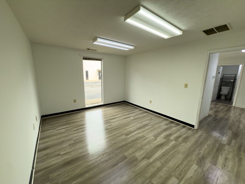 More Photos Of 450 S Cemetery St, Norcross Warehouse For Lease
