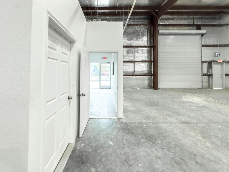 More Photos Of 9013 Pagewood Ln, Houston Warehouse For Sale