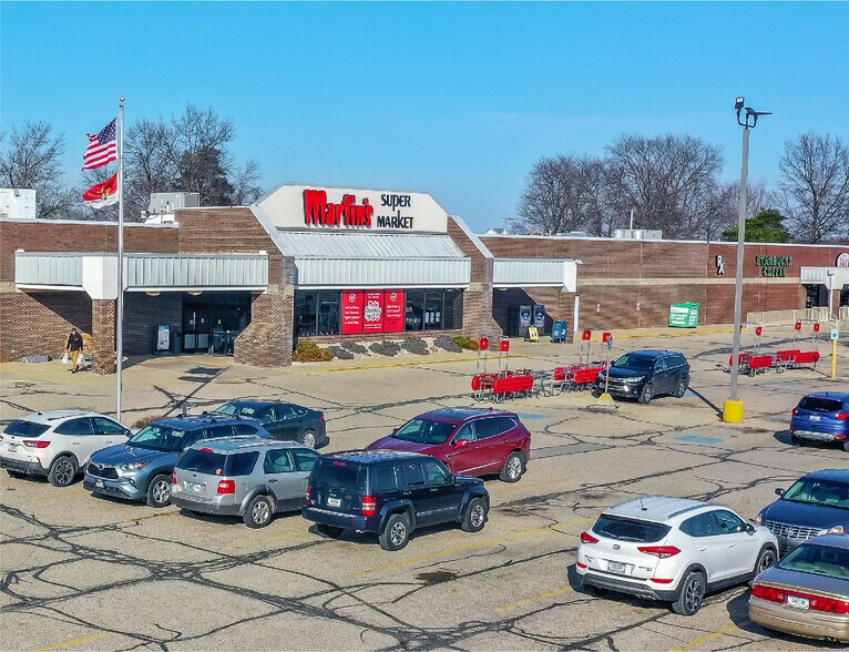More Photos Of 865 E Jefferson St, Plymouth Supermarket For Sale