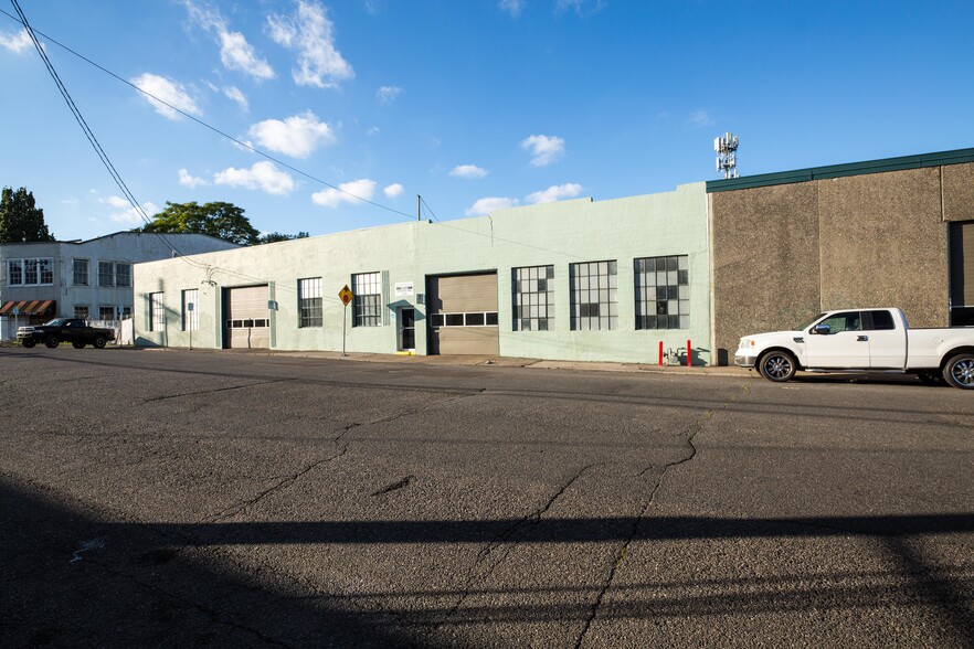 Primary Photo Of 1105 SE Woodward St, Portland Warehouse For Sale