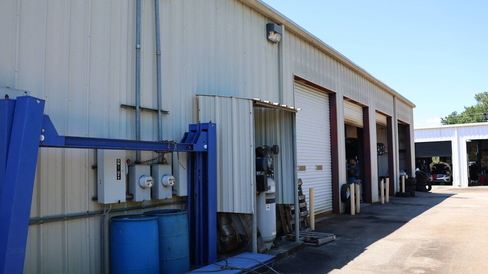 More Photos Of 304 Buford Dr NE, Lawrenceville Auto Repair For Sale