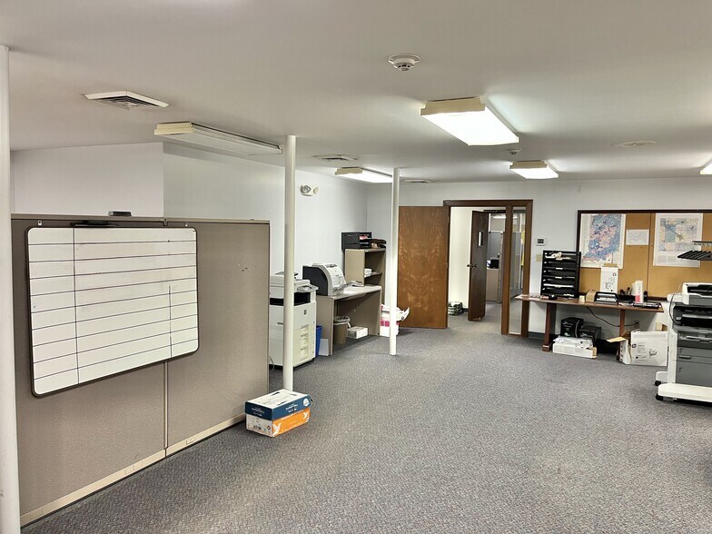 More Photos Of 1401 W Center St, Warsaw Light Distribution For Sale