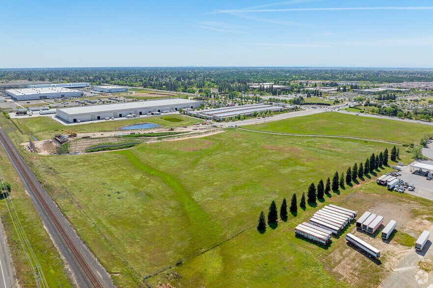 More Photos Of 751 Roseville Pky, Roseville Warehouse For Lease