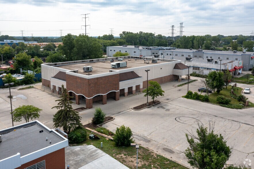 More Photos Of 6330 N 76th St, Milwaukee Supermarket For Lease