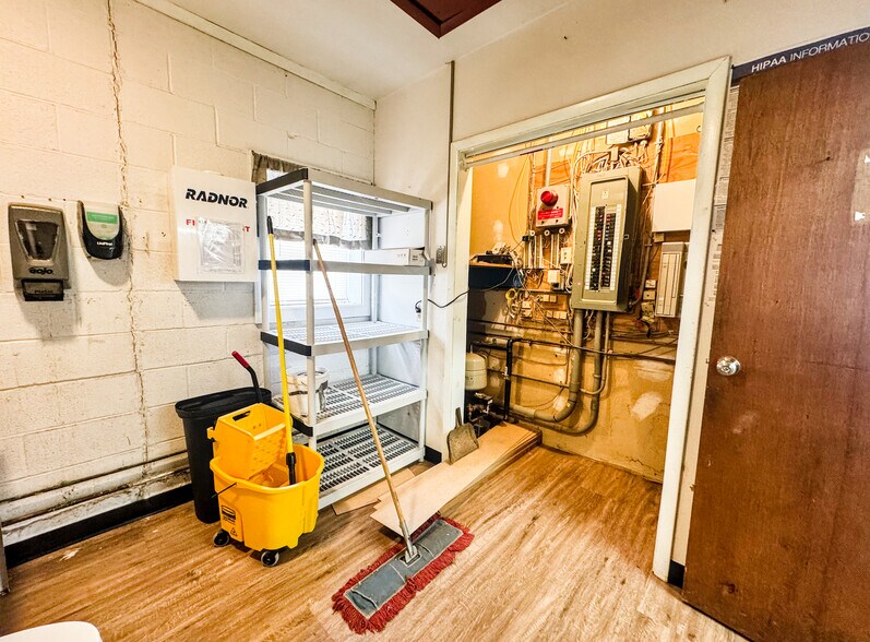 More Photos Of 33 Transport Dr, Bennington Freestanding For Sale