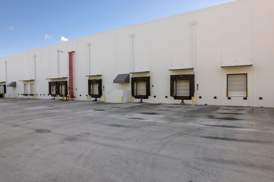 More Photos Of 6301 E 10th Ave, Hialeah Warehouse For Lease