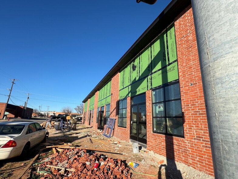 More Photos Of 607 W Gray St, Norman General Retail For Lease