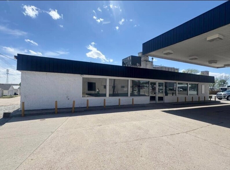 More Photos Of 506 E B St, McCook Service Station For Sale